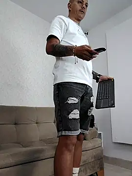 Snapshot of MaximoHall86 chatting on 10/08/25, 12:36 MaximoHall86 online show from 10/08/25, 12:36