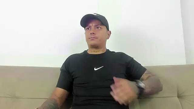 Snapshot of MaximoHall86 chatting on 11/10/25, 12:59 MaximoHall86 online show from 11/10/25, 12:59