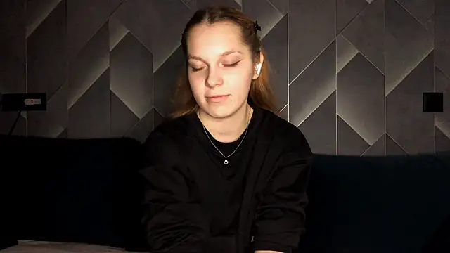 Snapshot of FoxLina chatting on 10/20/25, 07:36 FoxLina online show from 10/20/25, 07:36