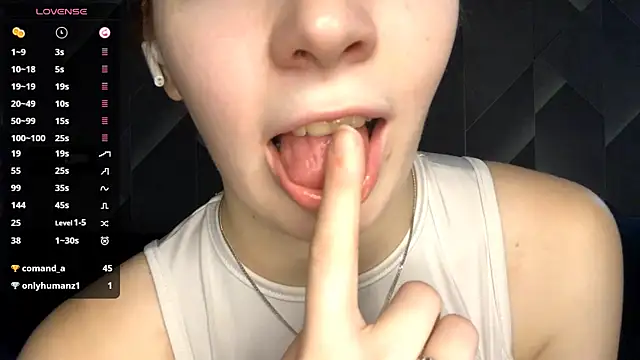 Snapshot of FoxLina chatting on 10/24/25, 08:27 FoxLina online show from 10/24/25, 08:27