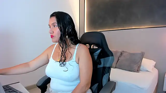 zoee zi online show from 10/16/25, 07:15