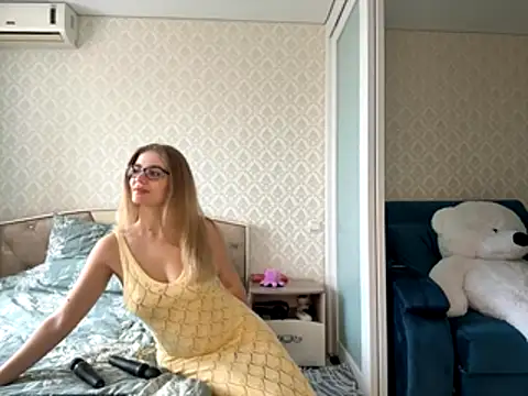 twoflowersshy online show from 10/16/25, 09:21