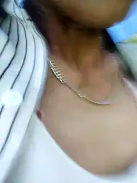 Snapshot of abigail-00 chatting on 10/01/25, 01:44 abigail-00 online show from 10/01/25, 01:44