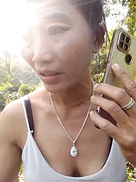 Snapshot of abigail-00 chatting on 11/27/25, 03:19 abigail-00 online show from 11/27/25, 03:19