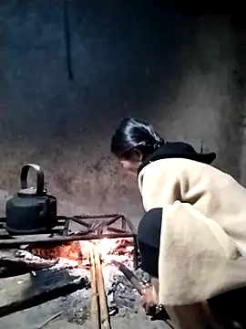 Snapshot of abigail-00 chatting on 12/04/25, 09:34 abigail-00 online show from 12/04/25, 09:34