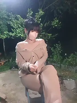 Snapshot of Helen-Tran chatting on 11/11/25, 01:00 Helen-Tran online show from 11/11/25, 01:00