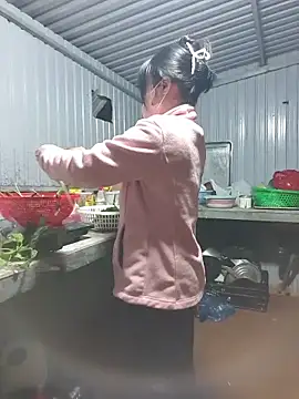 Snapshot of Helen-Tran chatting on 11/28/25, 12:08 Helen-Tran online show from 11/28/25, 12:08