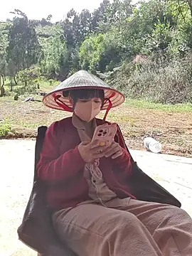 Snapshot of Helen-Tran chatting on 11/30/25, 02:26 Helen-Tran online show from 11/30/25, 02:26