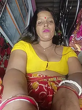 Snapshot of reya743 chatting on 11/11/25, 04:40 reya743 online show from 11/11/25, 04:40