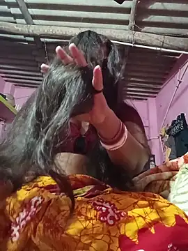 Snapshot of reya743 chatting on 12/17/25, 12:05 reya743 online show from 12/17/25, 12:05