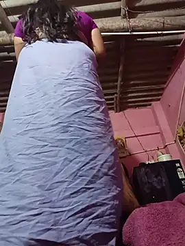 Snapshot of reya743 chatting on 12/18/25, 12:27 reya743 online show from 12/18/25, 12:27