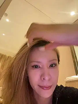 miumiu-66 online show from 10/19/25, 01:23