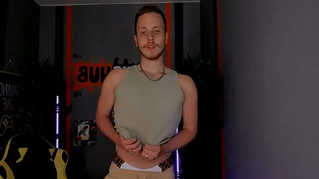 Snapshot of LeoMooree chatting on 09/27/25, 12:48 LeoMooree online show from 09/27/25, 12:48