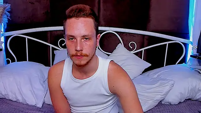 Snapshot of LeoMooree chatting on 09/29/25, 04:01 LeoMooree online show from 09/29/25, 04:01