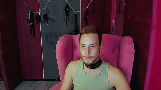 Snapshot of LeoMooree chatting on 10/08/25, 03:42 LeoMooree online show from 10/08/25, 03:42