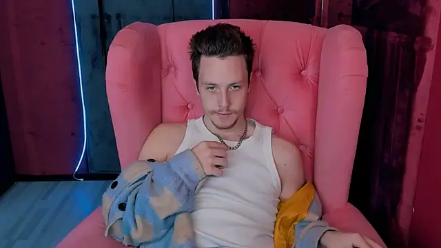 Snapshot of LeoMooree chatting on 11/06/25, 03:35 LeoMooree online show from 11/06/25, 03:35