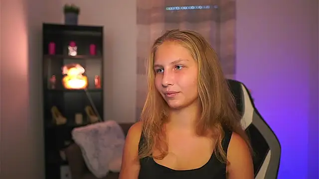 Snapshot of emmie_murray chatting on 10/25/25, 01:18 emmie murray online show from 10/25/25, 01:18