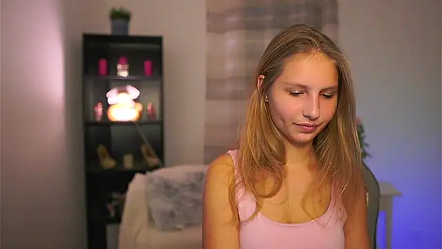 Snapshot of emmie_murray chatting on 11/15/25, 02:13 emmie murray online show from 11/15/25, 02:13