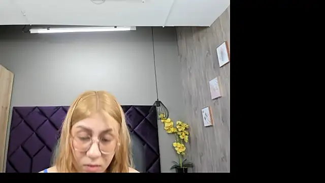 ChloeCampbell03 online show from 11/19/25, 12:16