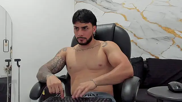 Snapshot of Miike_Stone1 chatting on 11/17/25, 01:39 Miike Stone1 online show from 11/17/25, 01:39