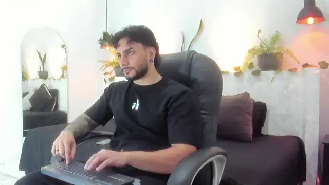 Snapshot of Miike_Stone1 chatting on 01/06/26, 02:32 Miike Stone1 online show from 01/06/26, 02:32