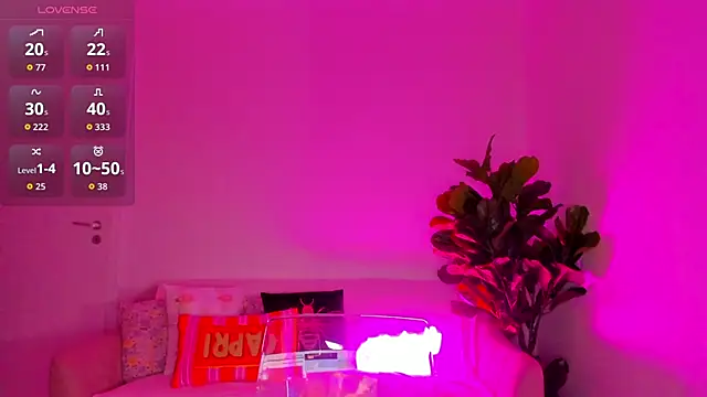 Snapshot of TiaBelle chatting on 11/14/25, 08:18 TiaBelle online show from 11/14/25, 08:18