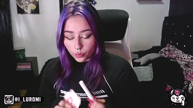 Snapshot of Iluromi chatting on 11/14/25, 06:17 Iluromi online show from 11/14/25, 06:17