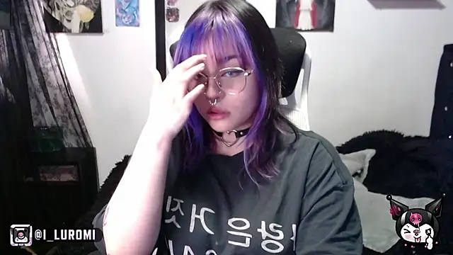 Snapshot of Iluromi chatting on 12/19/25, 03:08 Iluromi online show from 12/19/25, 03:08