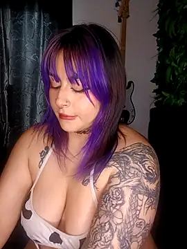 Snapshot of Iluromi chatting on 04/09/26, 04:01 Iluromi online show from 04/09/26, 04:01