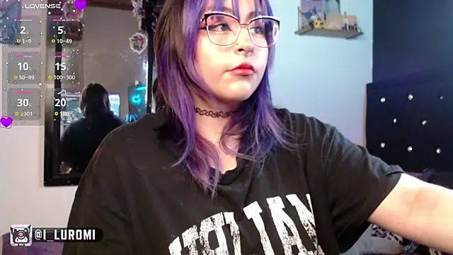 Snapshot of Iluromi chatting on 04/13/26, 02:33 Iluromi online show from 04/13/26, 02:33