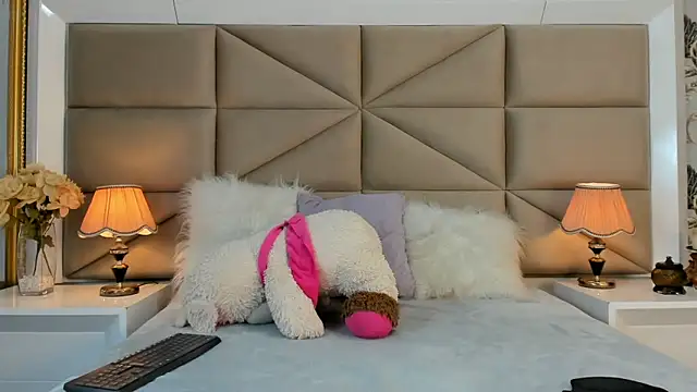 Snapshot of MayaDeLuca chatting on 12/13/25, 08:36 MayaDeLuca online show from 12/13/25, 08:36