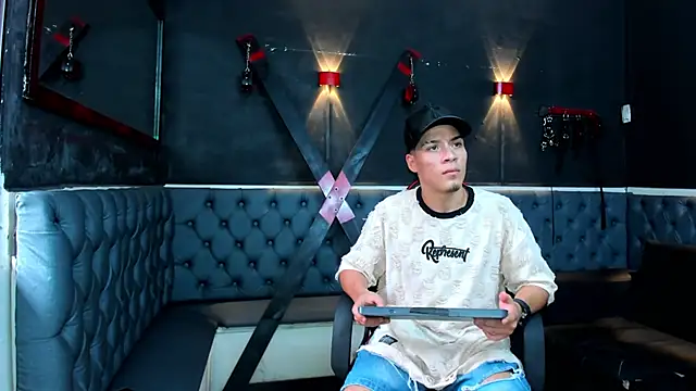 Snapshot of ALEX_MILLER25 chatting on 12/18/25, 08:26 ALEX MILLER25 online show from 12/18/25, 08:26