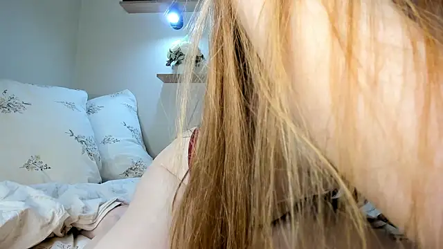 Snapshot of Red_FoxGirl chatting on 04/19/26, 06:10 Red FoxGirl online show from 04/19/26, 06:10