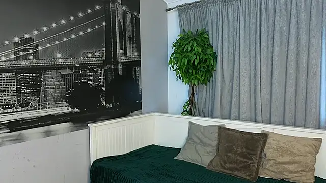 MilaYumi online show from 11/13/25, 07:07