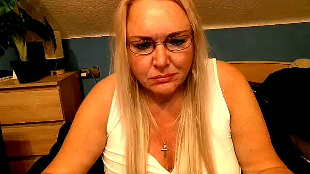 Snapshot of Sandy-Summer chatting on 09/29/25, 03:28 Sandy-Summer online show from 09/29/25, 03:28