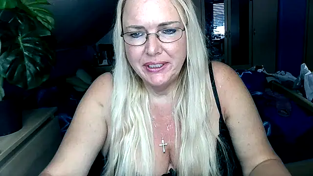 Snapshot of Sandy-Summer chatting on 10/21/25, 02:51 Sandy-Summer online show from 10/21/25, 02:51