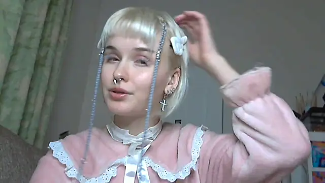 Snapshot of Paradoxy_ chatting on 12/18/25, 08:04 Paradoxy online show from 12/18/25, 08:04