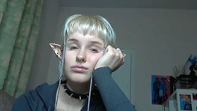 Snapshot of Paradoxy_ chatting on 12/20/25, 09:44 Paradoxy online show from 12/20/25, 09:44