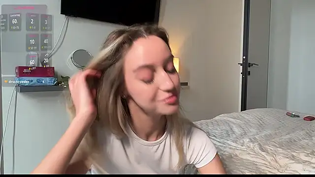 SophieBelll online show from 10/14/25, 10:49