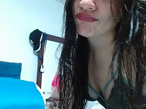 Snapshot of Maira_Diaz chatting on 10/22/25, 02:17 Maira Diaz online show from 10/22/25, 02:17