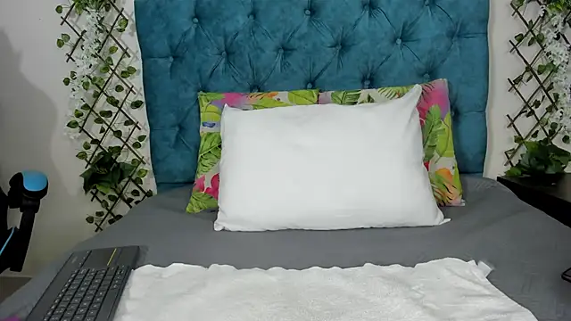 Snapshot of violett__rousee chatting on 10/06/25, 02:36 violett rousee online show from 10/06/25, 02:36