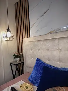 Honey noir online show from 02/13/26, 06:37