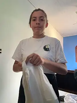 Snapshot of larj021bb chatting on 04/16/26, 01:01 larj021bb online show from 04/16/26, 01:01