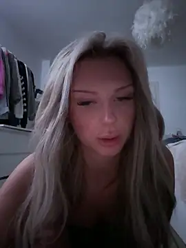 Snapshot of blondeeee chatting on 12/16/25, 05:29 blondeeee online show from 12/16/25, 05:29