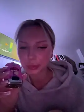 Snapshot of blondeeee chatting on 12/18/25, 06:58 blondeeee online show from 12/18/25, 06:58