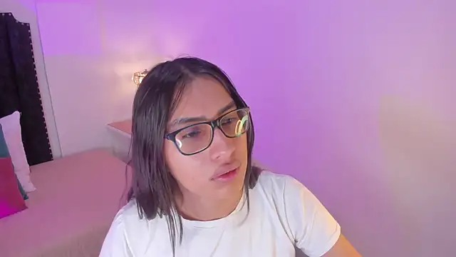 Snapshot of cherrylady_02 chatting on 10/26/25, 12:44 cherrylady 02 online show from 10/26/25, 12:44