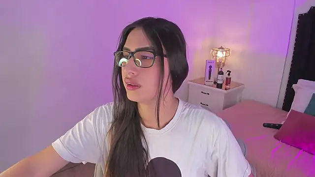 Snapshot of cherrylady_02 chatting on 11/20/25, 01:33 cherrylady 02 online show from 11/20/25, 01:33