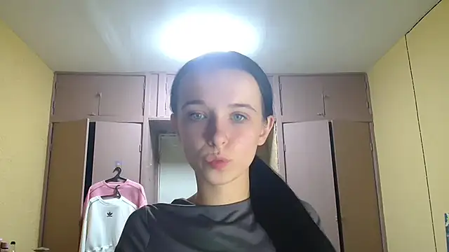 Snapshot of Emilia_Light chatting on 10/04/25, 06:39 Emilia Light online show from 10/04/25, 06:39