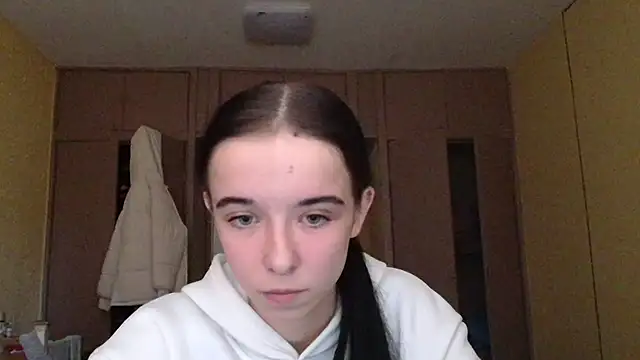 Snapshot of Emilia_Light chatting on 10/31/25, 08:37 Emilia Light online show from 10/31/25, 08:37