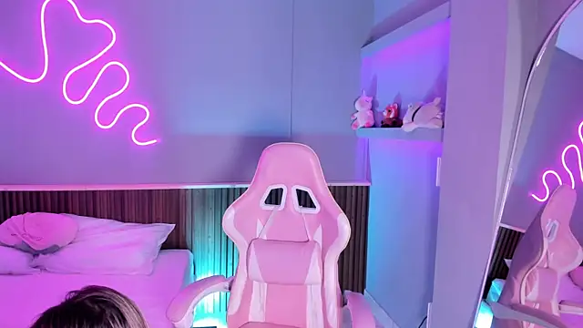 Athenea  fox online show from 04/15/26, 12:01